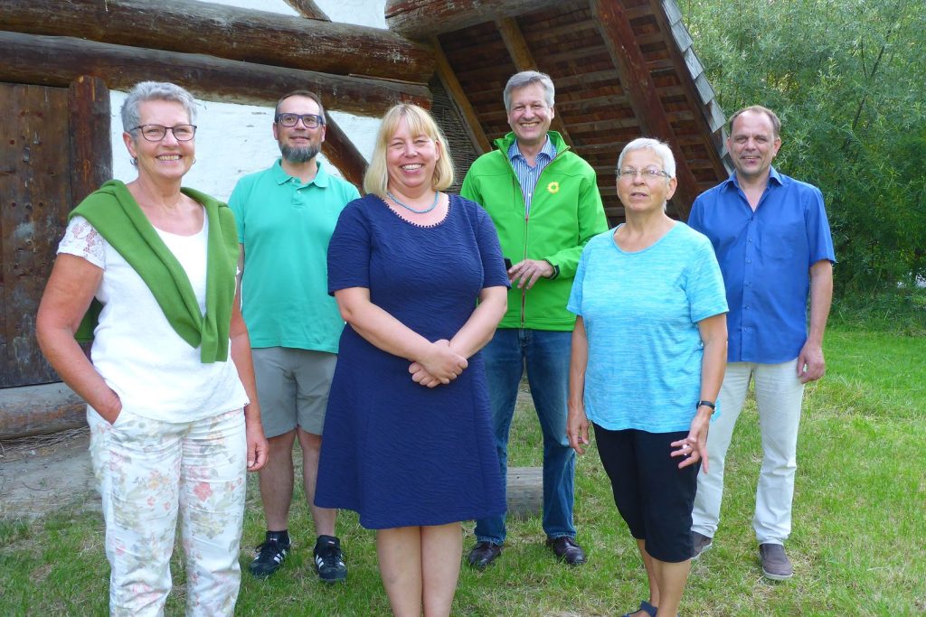 Vor dem Bajuvarenhaus stehen in loser Gruppe sechs Männer und Frauen