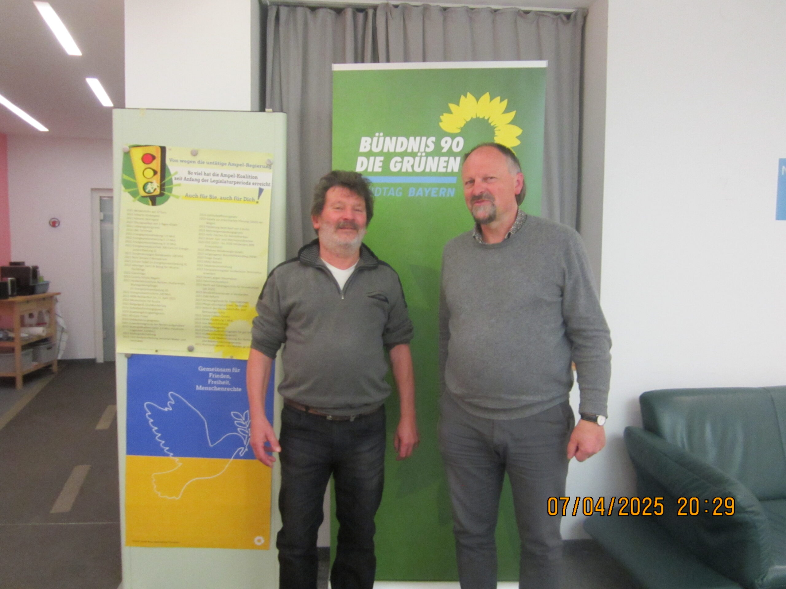 Kreisrat Willi Geistanger und Hermann Ramsauer stehen vor einem Grünen Roll Up