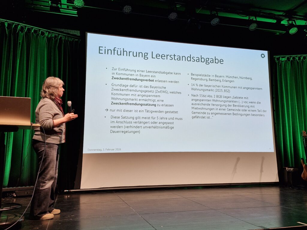 Foto von Gisela Sengl und der Power-Point Folie zur Leerstandsabgabe